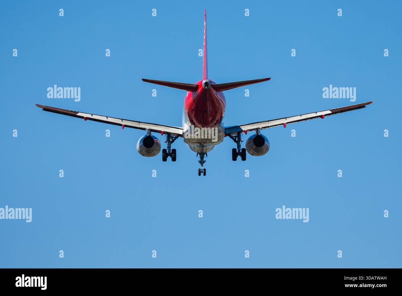 Airplane landing wing view hi-res stock photography and images - Alamy