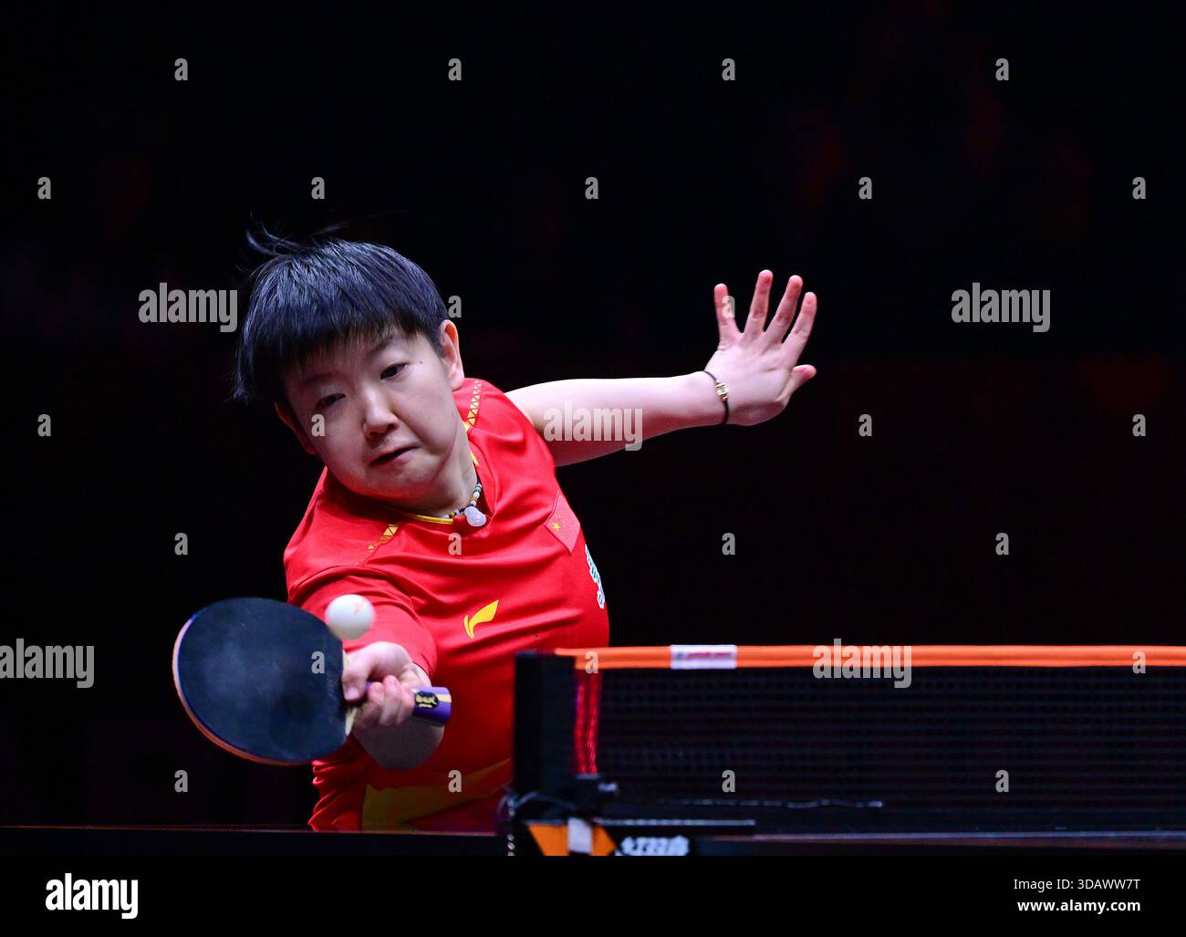 (251212) -- HONG KONG, Dec. 12, 2025 (Xinhua) -- Sun Yingsha hits a ...