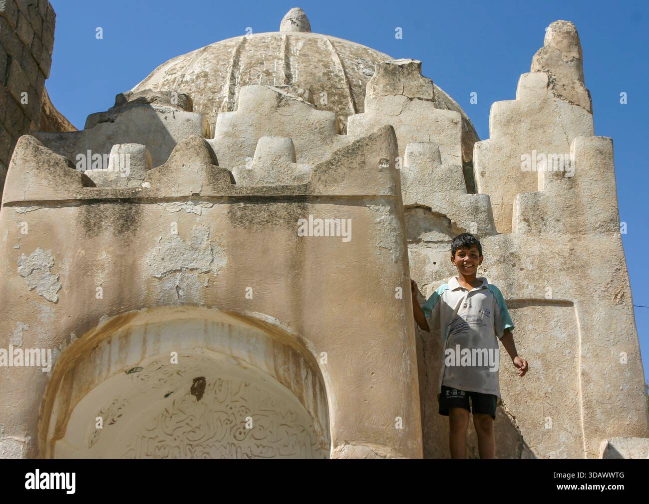 Yemeni boy in mosque hi-res stock photography and images - Alamy