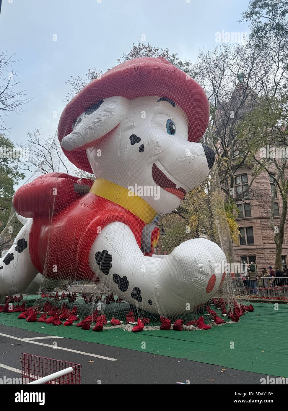 Inflating the large balloon cartoon characters along Central Park West ...