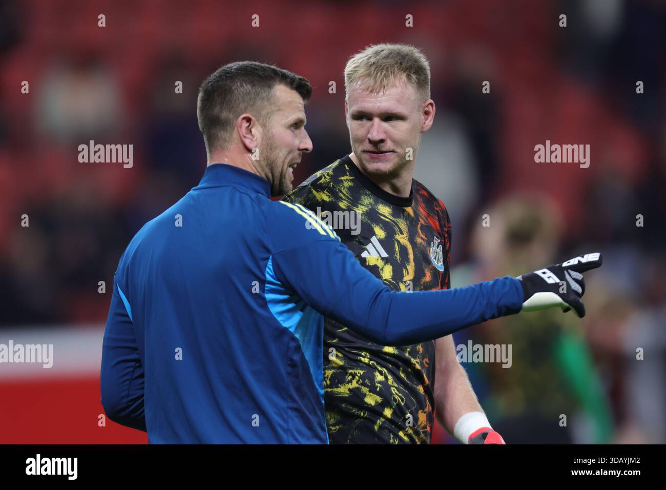 Head of goalkeeping Adam Bartlett (L) mit Torwart Aaron Ramsdale ...