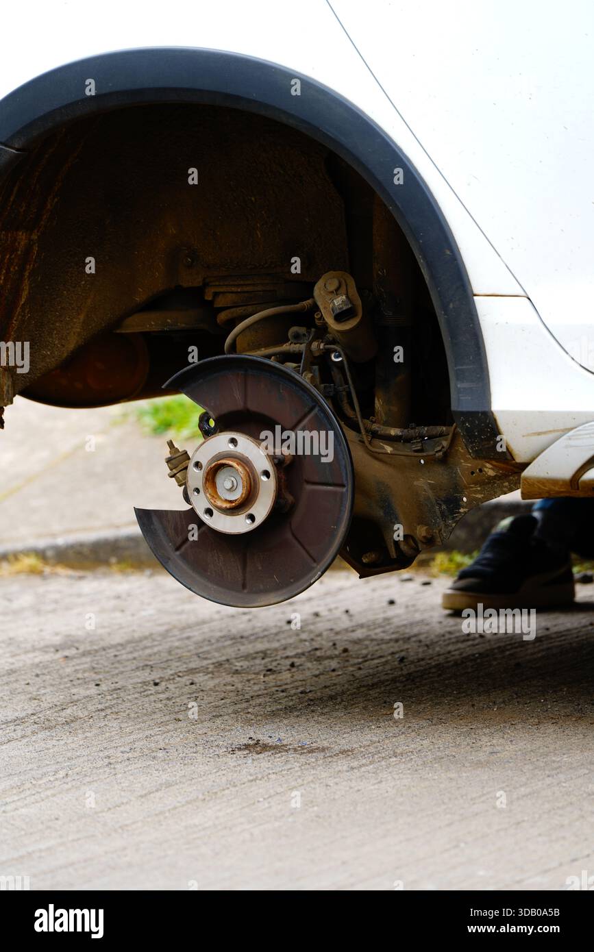 reparación del sistema de freno trasero de un coche Stock Photo