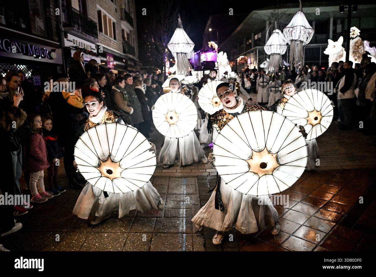 © PHOTOPQR/OUEST FRANCE/Martin ROCHE ; Lisieux ; 12/12/2025 ; Ce vendredi 12 décembre 2025 la parade féérique de noël « Légendaires » était organisée dans les rues de Lisieux ( Calvados/Normnadie ) « Légendaires » est le dernier spectacle créé par la Cie Remue-Ménage. Sa première tournée date de fin 2024. Véronica Endo, chorégraphe et chargée de la mise en scène au sein de la compagnie Remue-Ménage, s'est inspirée des légendes entourant le renard polaire : « En Europe du Nord, on dit de lui qu'avec sa queue, il fait bouger la neige et crée des aurores boréales » Photographe: Martin RO Stock Photo