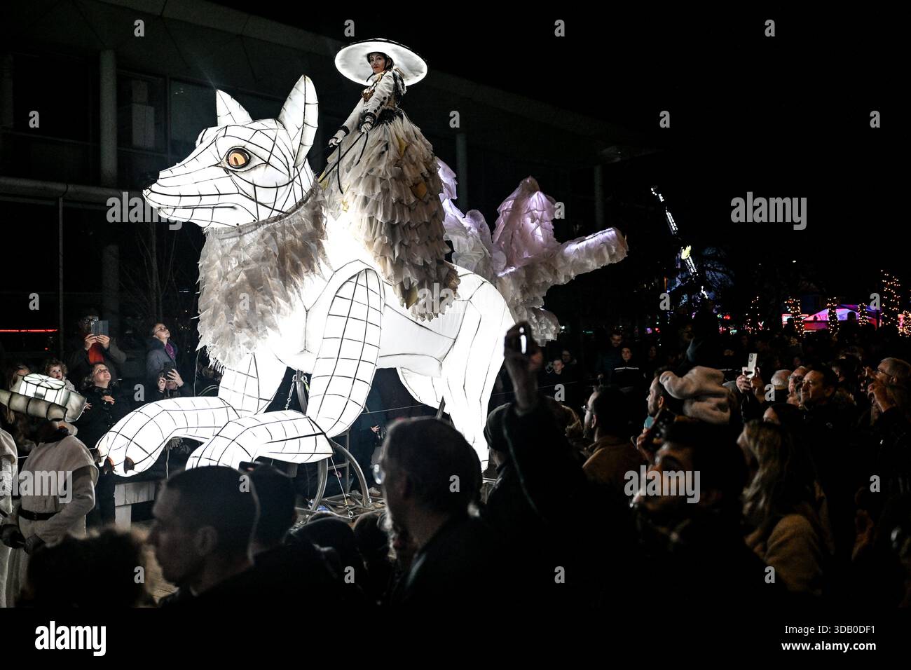 © PHOTOPQR/OUEST FRANCE/Martin ROCHE ; Lisieux ; 12/12/2025 ; Ce vendredi 12 décembre 2025 la parade féérique de noël « Légendaires » était organisée dans les rues de Lisieux ( Calvados/Normnadie ) « Légendaires » est le dernier spectacle créé par la Cie Remue-Ménage. Sa première tournée date de fin 2024. Véronica Endo, chorégraphe et chargée de la mise en scène au sein de la compagnie Remue-Ménage, s'est inspirée des légendes entourant le renard polaire : « En Europe du Nord, on dit de lui qu'avec sa queue, il fait bouger la neige et crée des aurores boréales » Photographe: Martin RO Stock Photo