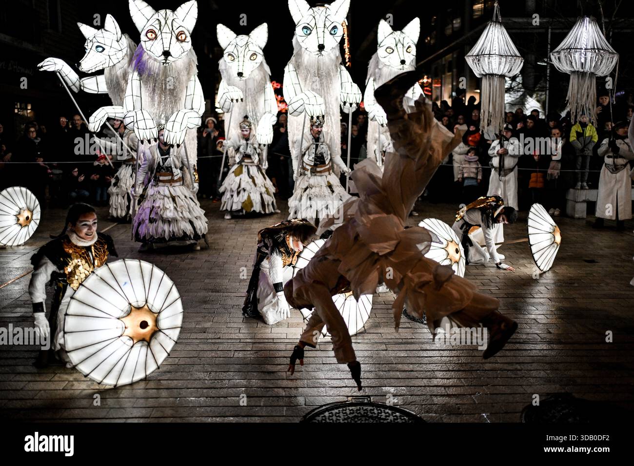 © PHOTOPQR/OUEST FRANCE/Martin ROCHE ; Lisieux ; 12/12/2025 ; Ce vendredi 12 décembre 2025 la parade féérique de noël « Légendaires » était organisée dans les rues de Lisieux ( Calvados/Normnadie ) « Légendaires » est le dernier spectacle créé par la Cie Remue-Ménage. Sa première tournée date de fin 2024. Véronica Endo, chorégraphe et chargée de la mise en scène au sein de la compagnie Remue-Ménage, s'est inspirée des légendes entourant le renard polaire : « En Europe du Nord, on dit de lui qu'avec sa queue, il fait bouger la neige et crée des aurores boréales » Photographe: Martin RO Stock Photo