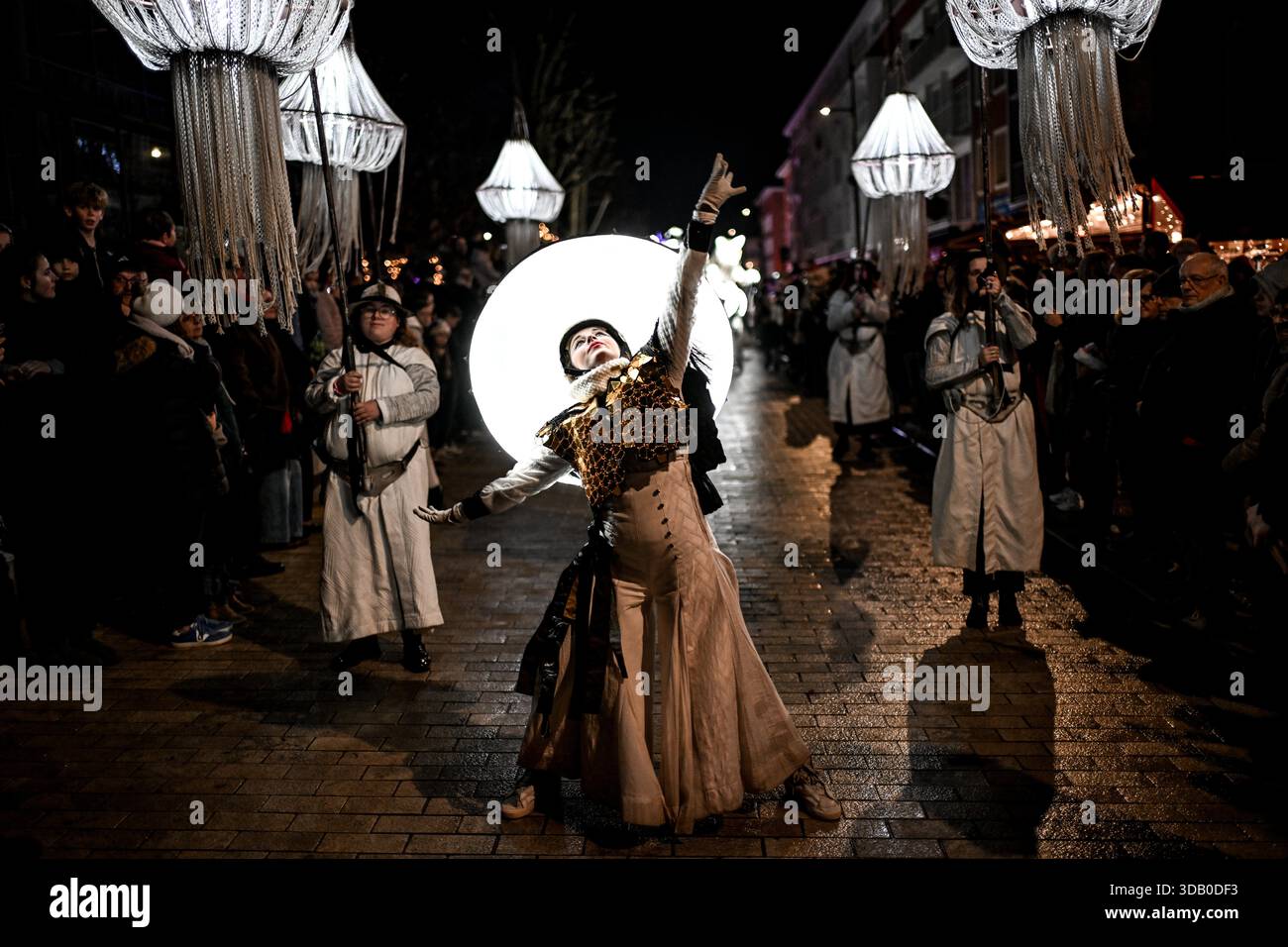 © PHOTOPQR/OUEST FRANCE/Martin ROCHE ; Lisieux ; 12/12/2025 ; Ce vendredi 12 décembre 2025 la parade féérique de noël « Légendaires » était organisée dans les rues de Lisieux ( Calvados/Normnadie ) « Légendaires » est le dernier spectacle créé par la Cie Remue-Ménage. Sa première tournée date de fin 2024. Véronica Endo, chorégraphe et chargée de la mise en scène au sein de la compagnie Remue-Ménage, s'est inspirée des légendes entourant le renard polaire : « En Europe du Nord, on dit de lui qu'avec sa queue, il fait bouger la neige et crée des aurores boréales » Photographe: Martin RO Stock Photo