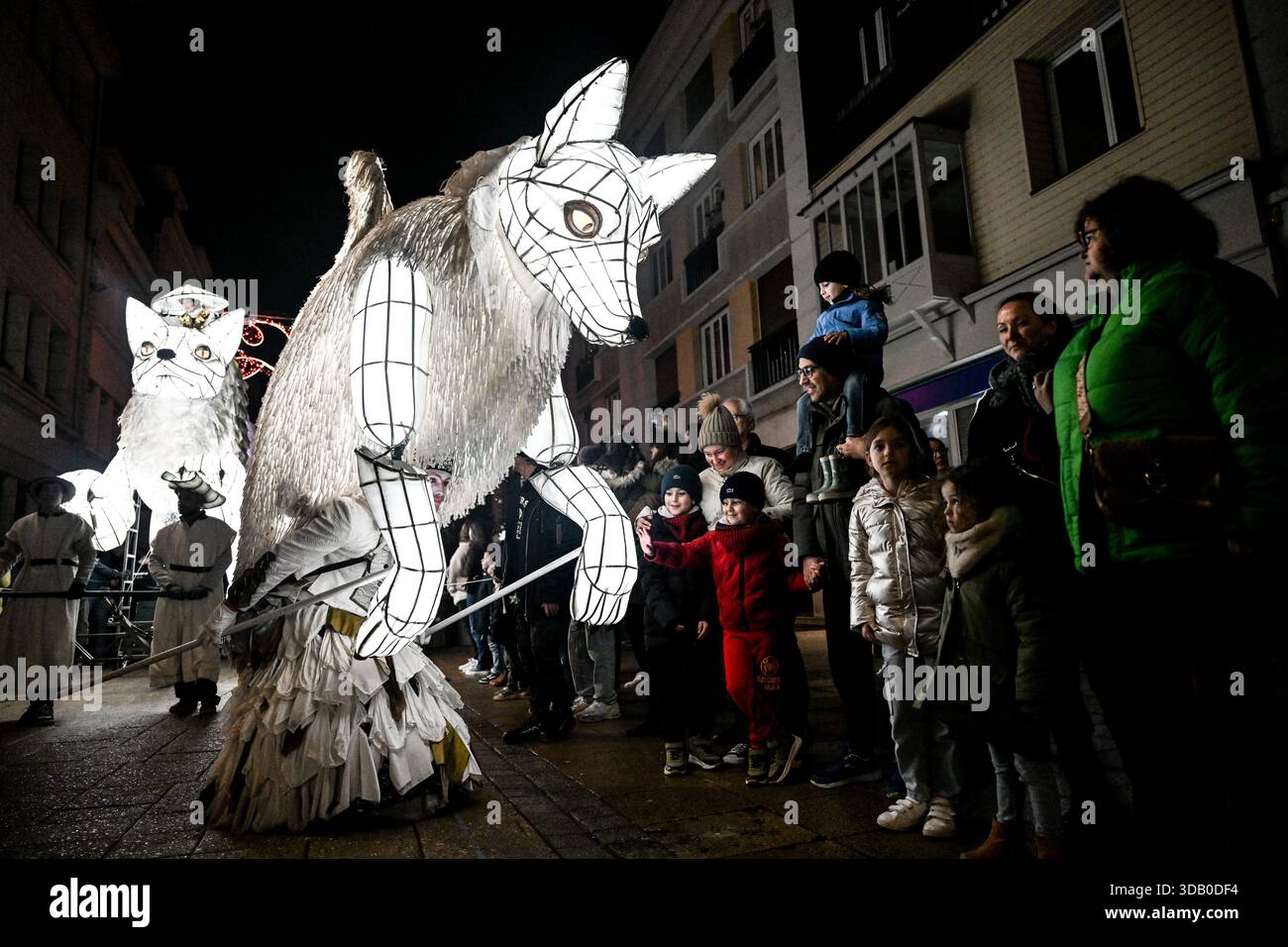 © PHOTOPQR/OUEST FRANCE/Martin ROCHE ; Lisieux ; 12/12/2025 ; Ce vendredi 12 décembre 2025 la parade féérique de noël « Légendaires » était organisée dans les rues de Lisieux ( Calvados/Normnadie ) « Légendaires » est le dernier spectacle créé par la Cie Remue-Ménage. Sa première tournée date de fin 2024. Véronica Endo, chorégraphe et chargée de la mise en scène au sein de la compagnie Remue-Ménage, s'est inspirée des légendes entourant le renard polaire : « En Europe du Nord, on dit de lui qu'avec sa queue, il fait bouger la neige et crée des aurores boréales » Photographe: Martin RO Stock Photo