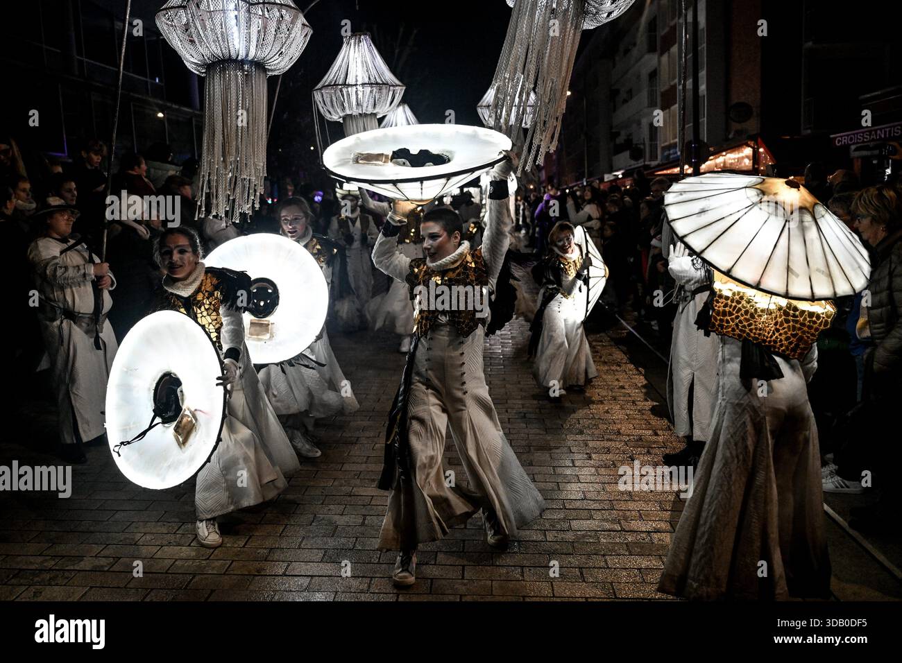 © PHOTOPQR/OUEST FRANCE/Martin ROCHE ; Lisieux ; 12/12/2025 ; Ce vendredi 12 décembre 2025 la parade féérique de noël « Légendaires » était organisée dans les rues de Lisieux ( Calvados/Normnadie ) « Légendaires » est le dernier spectacle créé par la Cie Remue-Ménage. Sa première tournée date de fin 2024. Véronica Endo, chorégraphe et chargée de la mise en scène au sein de la compagnie Remue-Ménage, s'est inspirée des légendes entourant le renard polaire : « En Europe du Nord, on dit de lui qu'avec sa queue, il fait bouger la neige et crée des aurores boréales » Photographe: Martin RO Stock Photo