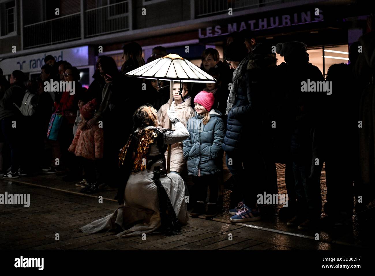 © PHOTOPQR/OUEST FRANCE/Martin ROCHE ; Lisieux ; 12/12/2025 ; Ce vendredi 12 décembre 2025 la parade féérique de noël « Légendaires » était organisée dans les rues de Lisieux ( Calvados/Normnadie ) « Légendaires » est le dernier spectacle créé par la Cie Remue-Ménage. Sa première tournée date de fin 2024. Véronica Endo, chorégraphe et chargée de la mise en scène au sein de la compagnie Remue-Ménage, s'est inspirée des légendes entourant le renard polaire : « En Europe du Nord, on dit de lui qu'avec sa queue, il fait bouger la neige et crée des aurores boréales » Photographe: Martin RO Stock Photo