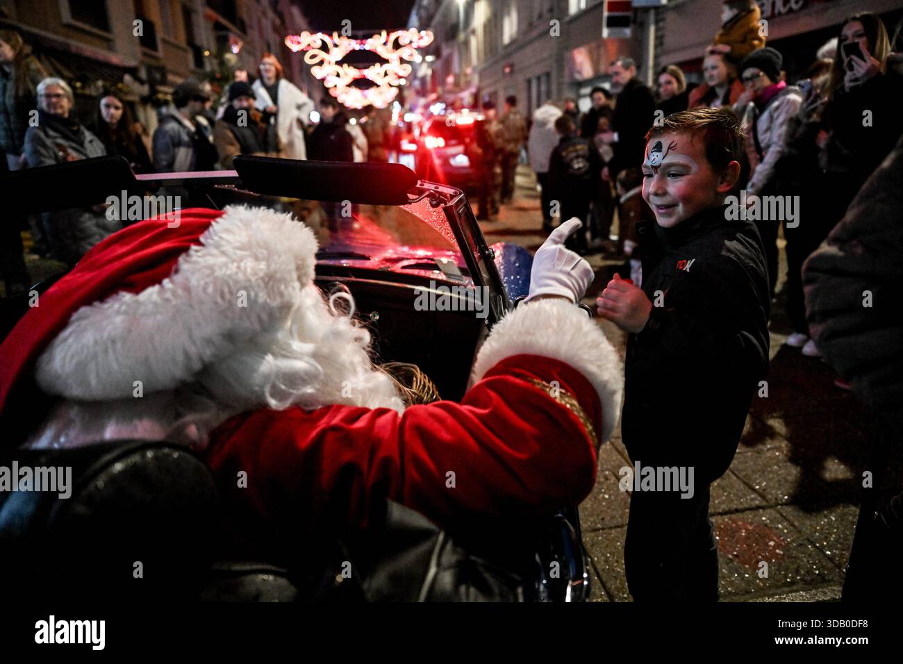 © PHOTOPQR/OUEST FRANCE/Martin ROCHE ; Lisieux ; 12/12/2025 ; Ce vendredi 12 décembre 2025 la parade féérique de noël « Légendaires » était organisée dans les rues de Lisieux ( Calvados/Normnadie ) « Légendaires » est le dernier spectacle créé par la Cie Remue-Ménage. Sa première tournée date de fin 2024. Véronica Endo, chorégraphe et chargée de la mise en scène au sein de la compagnie Remue-Ménage, s'est inspirée des légendes entourant le renard polaire : « En Europe du Nord, on dit de lui qu'avec sa queue, il fait bouger la neige et crée des aurores boréales » Photographe: Martin RO Stock Photo