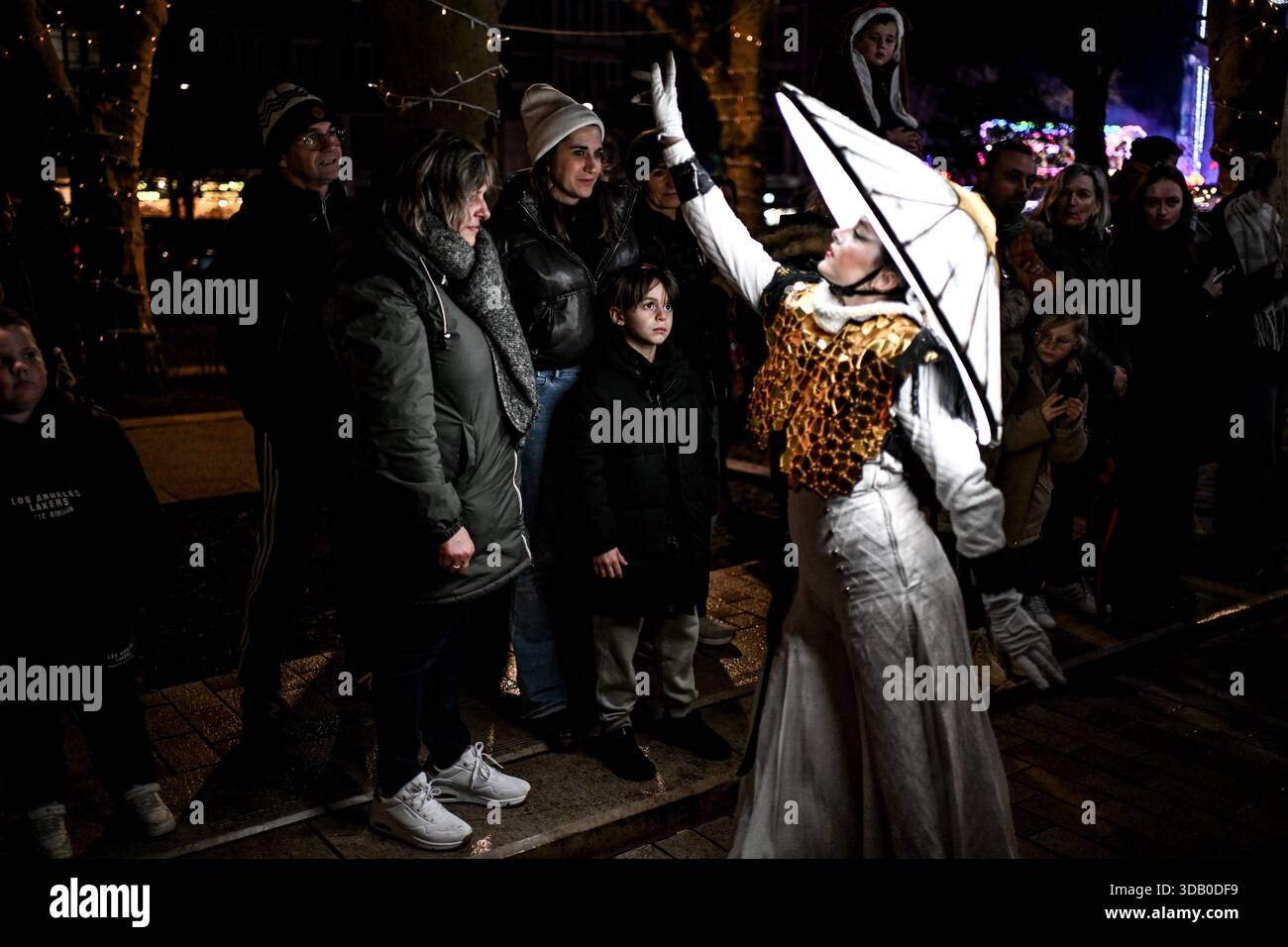 © PHOTOPQR/OUEST FRANCE/Martin ROCHE ; Lisieux ; 12/12/2025 ; Ce vendredi 12 décembre 2025 la parade féérique de noël « Légendaires » était organisée dans les rues de Lisieux ( Calvados/Normnadie ) « Légendaires » est le dernier spectacle créé par la Cie Remue-Ménage. Sa première tournée date de fin 2024. Véronica Endo, chorégraphe et chargée de la mise en scène au sein de la compagnie Remue-Ménage, s'est inspirée des légendes entourant le renard polaire : « En Europe du Nord, on dit de lui qu'avec sa queue, il fait bouger la neige et crée des aurores boréales » Photographe: Martin RO Stock Photo