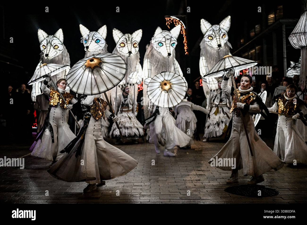 © PHOTOPQR/OUEST FRANCE/Martin ROCHE ; Lisieux ; 12/12/2025 ; Ce vendredi 12 décembre 2025 la parade féérique de noël « Légendaires » était organisée dans les rues de Lisieux ( Calvados/Normnadie ) « Légendaires » est le dernier spectacle créé par la Cie Remue-Ménage. Sa première tournée date de fin 2024. Véronica Endo, chorégraphe et chargée de la mise en scène au sein de la compagnie Remue-Ménage, s'est inspirée des légendes entourant le renard polaire : « En Europe du Nord, on dit de lui qu'avec sa queue, il fait bouger la neige et crée des aurores boréales » Photographe: Martin RO Stock Photo