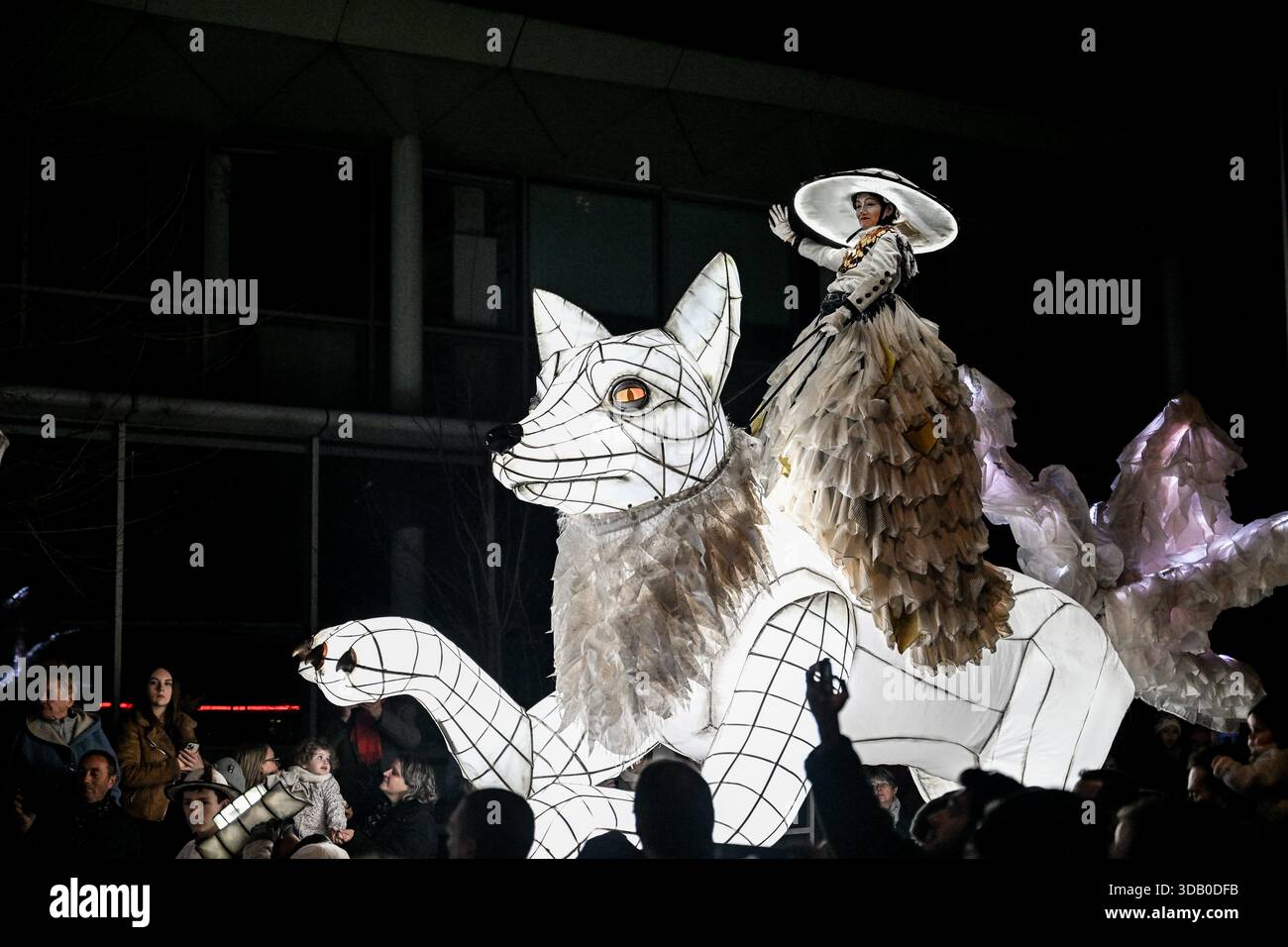 © PHOTOPQR/OUEST FRANCE/Martin ROCHE ; Lisieux ; 12/12/2025 ; Ce vendredi 12 décembre 2025 la parade féérique de noël « Légendaires » était organisée dans les rues de Lisieux ( Calvados/Normnadie ) « Légendaires » est le dernier spectacle créé par la Cie Remue-Ménage. Sa première tournée date de fin 2024. Véronica Endo, chorégraphe et chargée de la mise en scène au sein de la compagnie Remue-Ménage, s'est inspirée des légendes entourant le renard polaire : « En Europe du Nord, on dit de lui qu'avec sa queue, il fait bouger la neige et crée des aurores boréales » Photographe: Martin RO Stock Photo