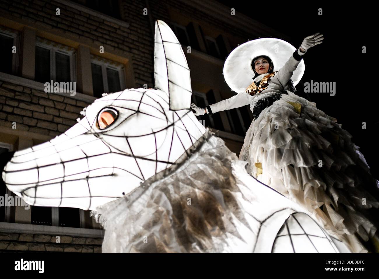 © PHOTOPQR/OUEST FRANCE/Martin ROCHE ; Lisieux ; 12/12/2025 ; Ce vendredi 12 décembre 2025 la parade féérique de noël « Légendaires » était organisée dans les rues de Lisieux ( Calvados/Normnadie ) « Légendaires » est le dernier spectacle créé par la Cie Remue-Ménage. Sa première tournée date de fin 2024. Véronica Endo, chorégraphe et chargée de la mise en scène au sein de la compagnie Remue-Ménage, s'est inspirée des légendes entourant le renard polaire : « En Europe du Nord, on dit de lui qu'avec sa queue, il fait bouger la neige et crée des aurores boréales » Photographe: Martin RO Stock Photo