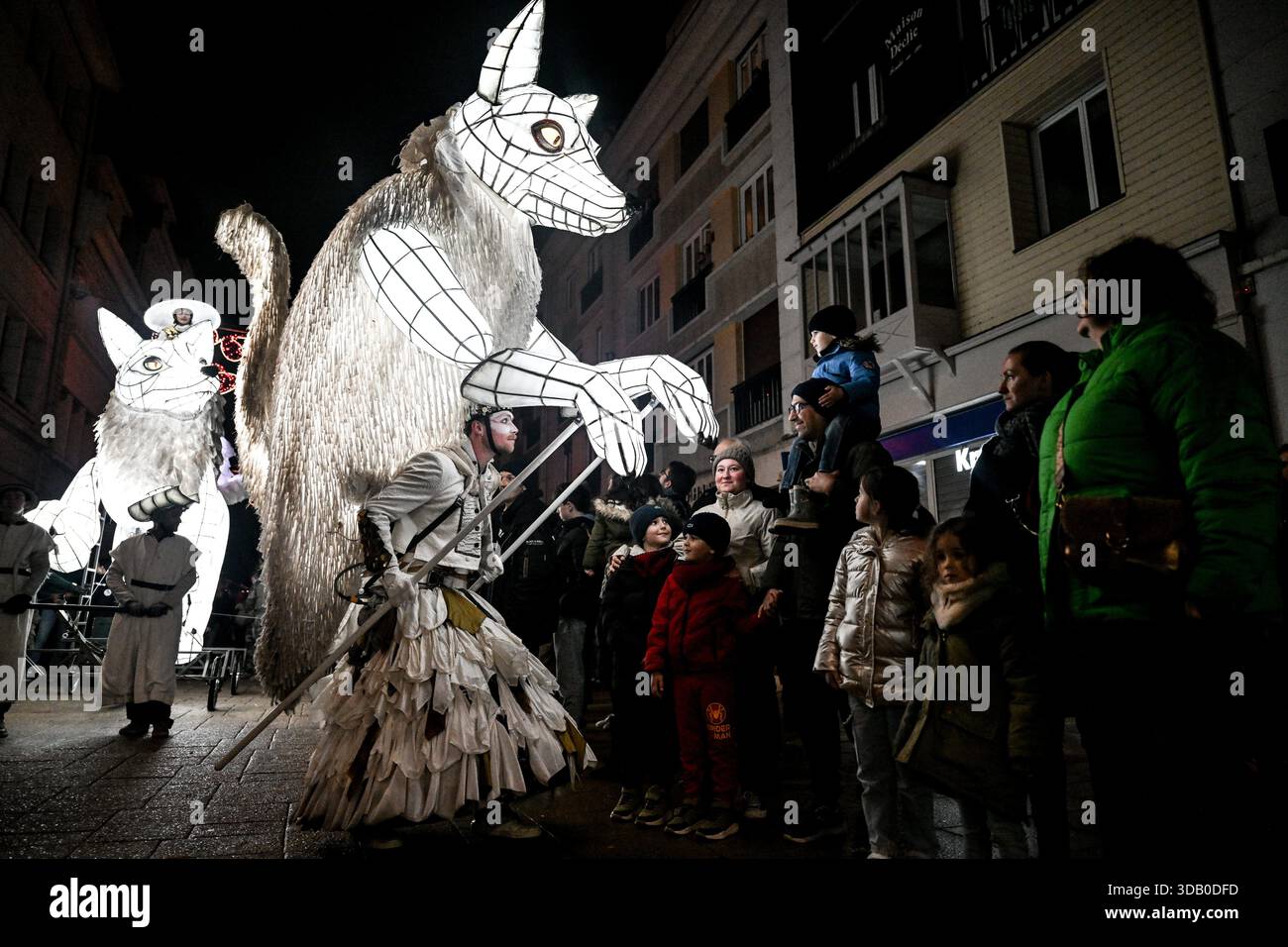 © PHOTOPQR/OUEST FRANCE/Martin ROCHE ; Lisieux ; 12/12/2025 ; Ce vendredi 12 décembre 2025 la parade féérique de noël « Légendaires » était organisée dans les rues de Lisieux ( Calvados/Normnadie ) « Légendaires » est le dernier spectacle créé par la Cie Remue-Ménage. Sa première tournée date de fin 2024. Véronica Endo, chorégraphe et chargée de la mise en scène au sein de la compagnie Remue-Ménage, s'est inspirée des légendes entourant le renard polaire : « En Europe du Nord, on dit de lui qu'avec sa queue, il fait bouger la neige et crée des aurores boréales » Photographe: Martin RO Stock Photo