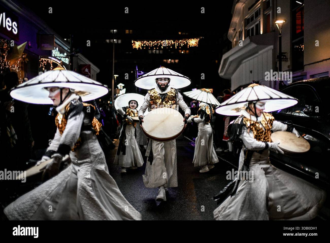 © PHOTOPQR/OUEST FRANCE/Martin ROCHE ; Lisieux ; 12/12/2025 ; Ce vendredi 12 décembre 2025 la parade féérique de noël « Légendaires » était organisée dans les rues de Lisieux ( Calvados/Normnadie ) « Légendaires » est le dernier spectacle créé par la Cie Remue-Ménage. Sa première tournée date de fin 2024. Véronica Endo, chorégraphe et chargée de la mise en scène au sein de la compagnie Remue-Ménage, s'est inspirée des légendes entourant le renard polaire : « En Europe du Nord, on dit de lui qu'avec sa queue, il fait bouger la neige et crée des aurores boréales » Photographe: Martin RO Stock Photo