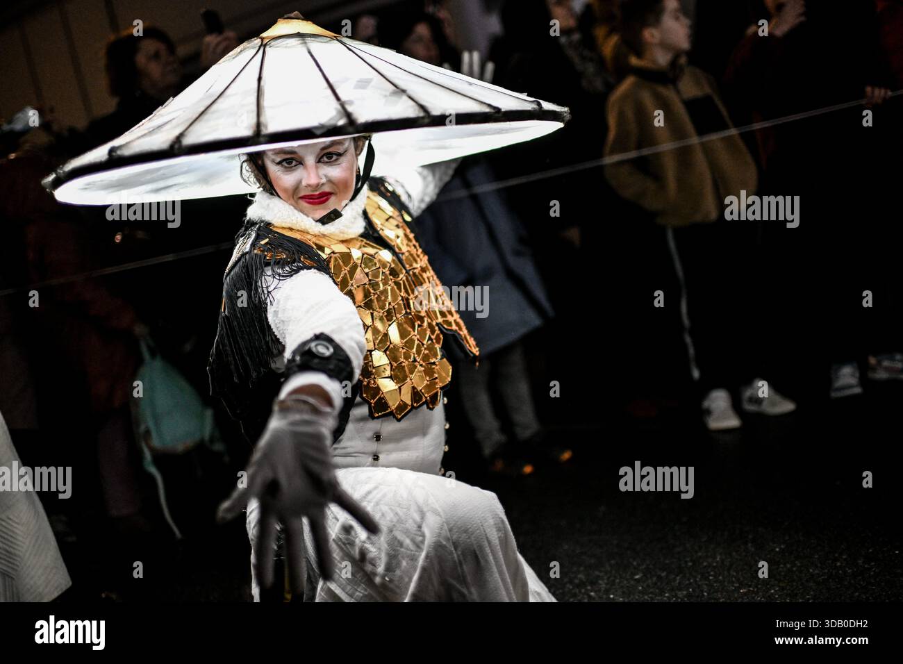 © PHOTOPQR/OUEST FRANCE/Martin ROCHE ; Lisieux ; 12/12/2025 ; Ce vendredi 12 décembre 2025 la parade féérique de noël « Légendaires » était organisée dans les rues de Lisieux ( Calvados/Normnadie ) « Légendaires » est le dernier spectacle créé par la Cie Remue-Ménage. Sa première tournée date de fin 2024. Véronica Endo, chorégraphe et chargée de la mise en scène au sein de la compagnie Remue-Ménage, s'est inspirée des légendes entourant le renard polaire : « En Europe du Nord, on dit de lui qu'avec sa queue, il fait bouger la neige et crée des aurores boréales » Photographe: Martin RO Stock Photo
