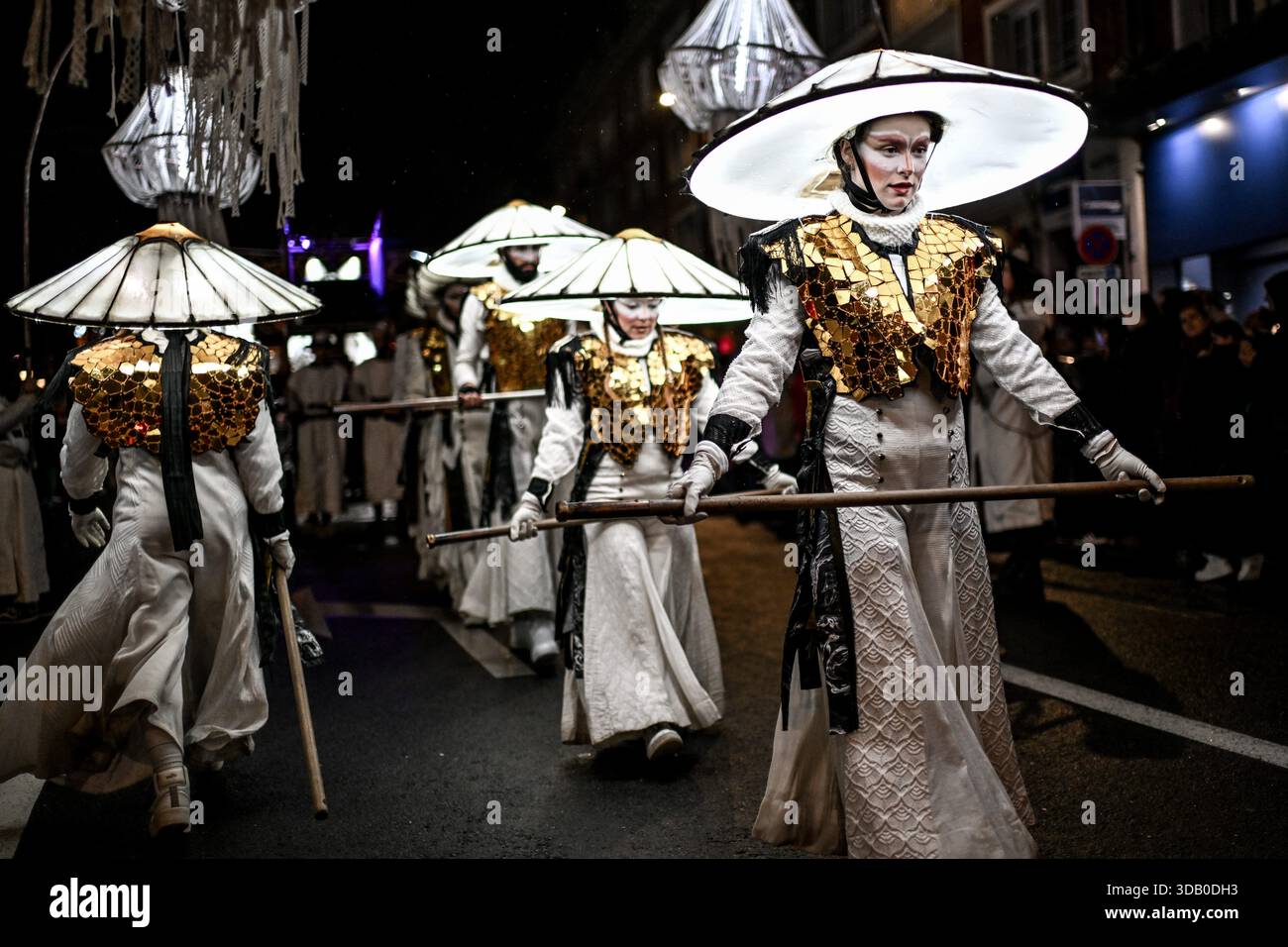 © PHOTOPQR/OUEST FRANCE/Martin ROCHE ; Lisieux ; 12/12/2025 ; Ce vendredi 12 décembre 2025 la parade féérique de noël « Légendaires » était organisée dans les rues de Lisieux ( Calvados/Normnadie ) « Légendaires » est le dernier spectacle créé par la Cie Remue-Ménage. Sa première tournée date de fin 2024. Véronica Endo, chorégraphe et chargée de la mise en scène au sein de la compagnie Remue-Ménage, s'est inspirée des légendes entourant le renard polaire : « En Europe du Nord, on dit de lui qu'avec sa queue, il fait bouger la neige et crée des aurores boréales » Photographe: Martin RO Stock Photo