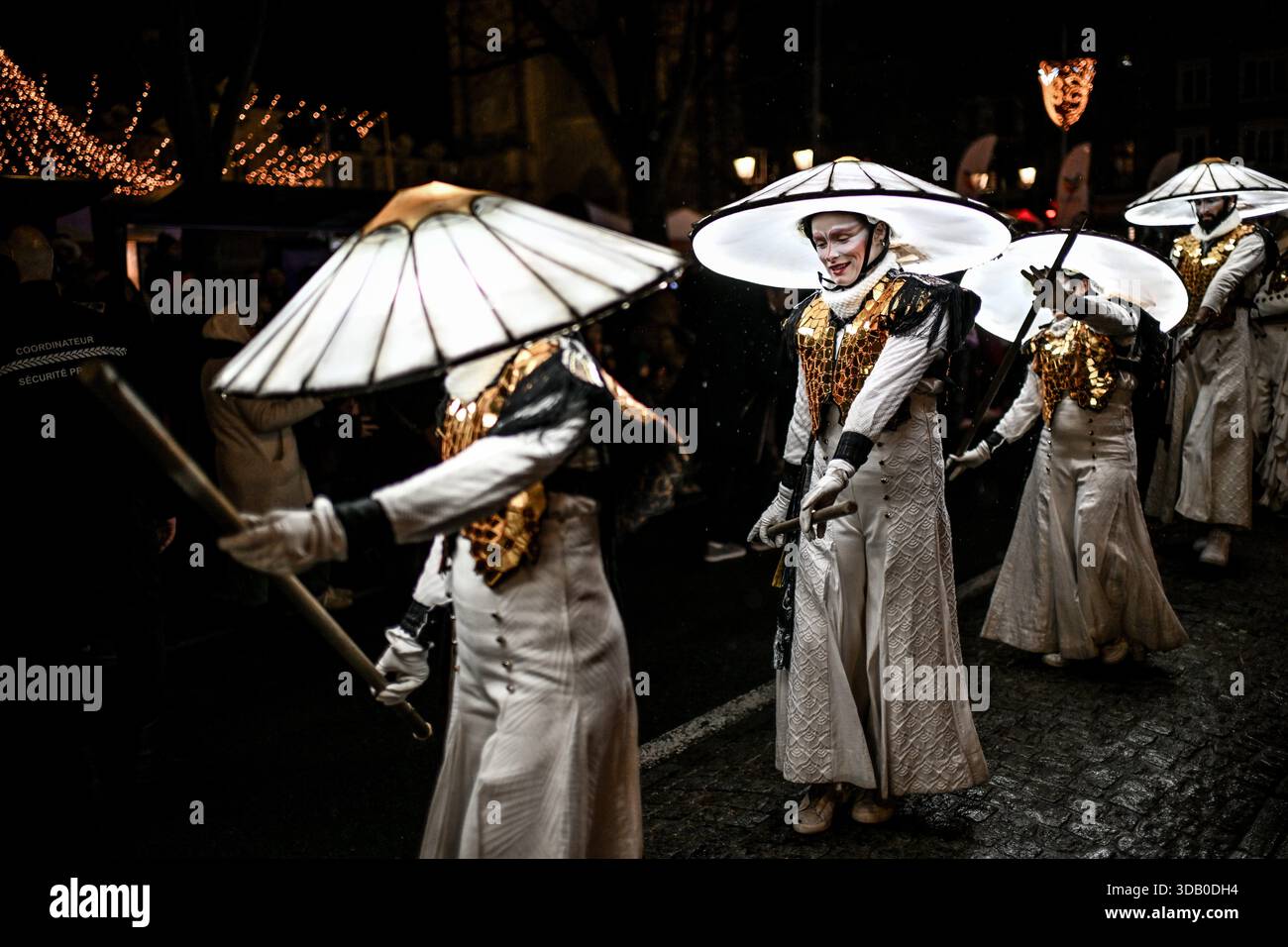 © PHOTOPQR/OUEST FRANCE/Martin ROCHE ; Lisieux ; 12/12/2025 ; Ce vendredi 12 décembre 2025 la parade féérique de noël « Légendaires » était organisée dans les rues de Lisieux ( Calvados/Normnadie ) « Légendaires » est le dernier spectacle créé par la Cie Remue-Ménage. Sa première tournée date de fin 2024. Véronica Endo, chorégraphe et chargée de la mise en scène au sein de la compagnie Remue-Ménage, s'est inspirée des légendes entourant le renard polaire : « En Europe du Nord, on dit de lui qu'avec sa queue, il fait bouger la neige et crée des aurores boréales » Photographe: Martin RO Stock Photo