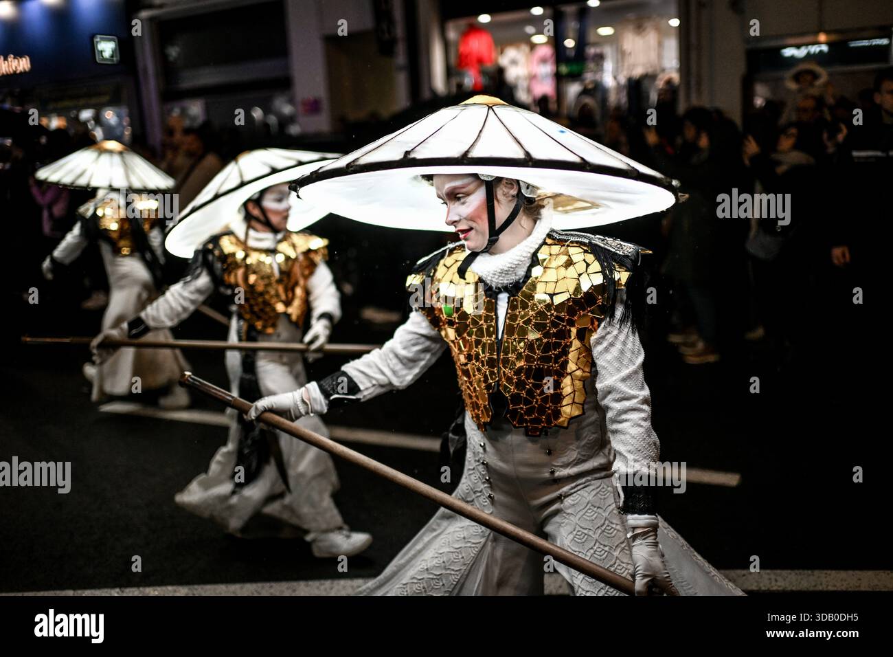 © PHOTOPQR/OUEST FRANCE/Martin ROCHE ; Lisieux ; 12/12/2025 ; Ce vendredi 12 décembre 2025 la parade féérique de noël « Légendaires » était organisée dans les rues de Lisieux ( Calvados/Normnadie ) « Légendaires » est le dernier spectacle créé par la Cie Remue-Ménage. Sa première tournée date de fin 2024. Véronica Endo, chorégraphe et chargée de la mise en scène au sein de la compagnie Remue-Ménage, s'est inspirée des légendes entourant le renard polaire : « En Europe du Nord, on dit de lui qu'avec sa queue, il fait bouger la neige et crée des aurores boréales » Photographe: Martin RO Stock Photo