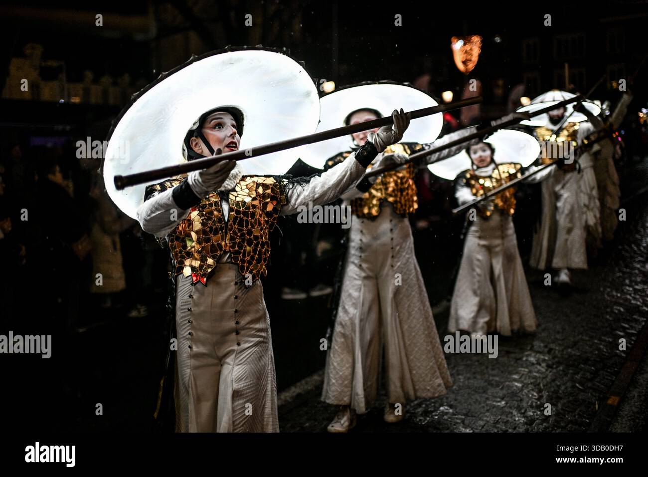 © PHOTOPQR/OUEST FRANCE/Martin ROCHE ; Lisieux ; 12/12/2025 ; Ce vendredi 12 décembre 2025 la parade féérique de noël « Légendaires » était organisée dans les rues de Lisieux ( Calvados/Normnadie ) « Légendaires » est le dernier spectacle créé par la Cie Remue-Ménage. Sa première tournée date de fin 2024. Véronica Endo, chorégraphe et chargée de la mise en scène au sein de la compagnie Remue-Ménage, s'est inspirée des légendes entourant le renard polaire : « En Europe du Nord, on dit de lui qu'avec sa queue, il fait bouger la neige et crée des aurores boréales » Photographe: Martin RO Stock Photo