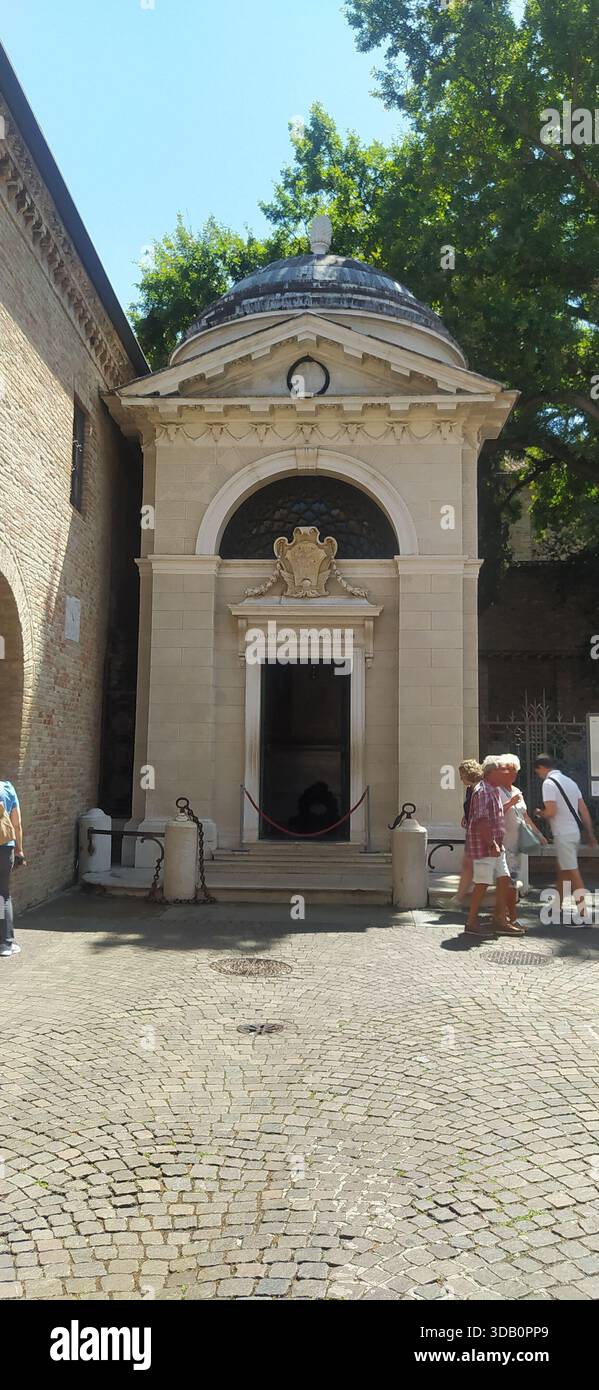 Exterior of the tomb of the great poet Dante Alighieri in the historic center of Ravenna. - Stock Image