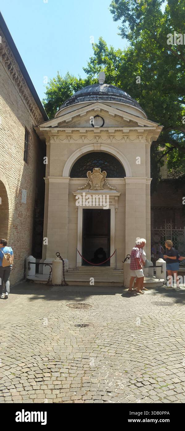 Exterior of the tomb of the great poet Dante Alighieri in the historic center of Ravenna. - Stock Image