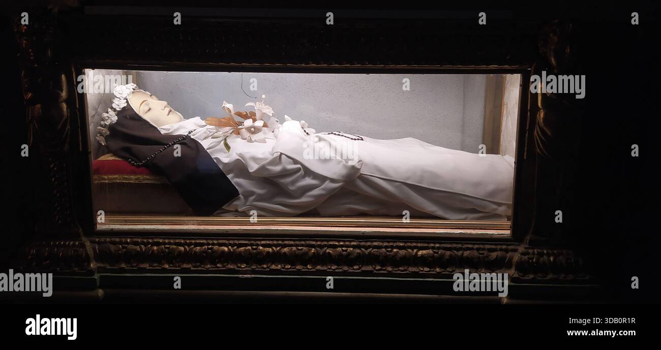 The body of Blessed Giovanna inside the Basilica of Santa Maria Assunta - Stock Image