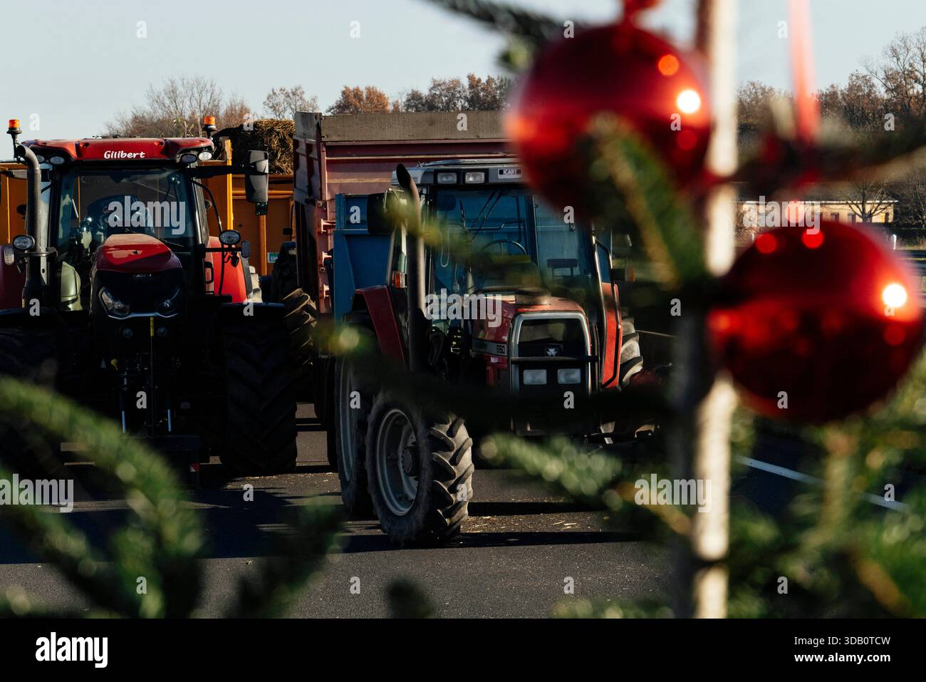 Christmas tree on the motorway. Farmers have set up roadblocks on the ...