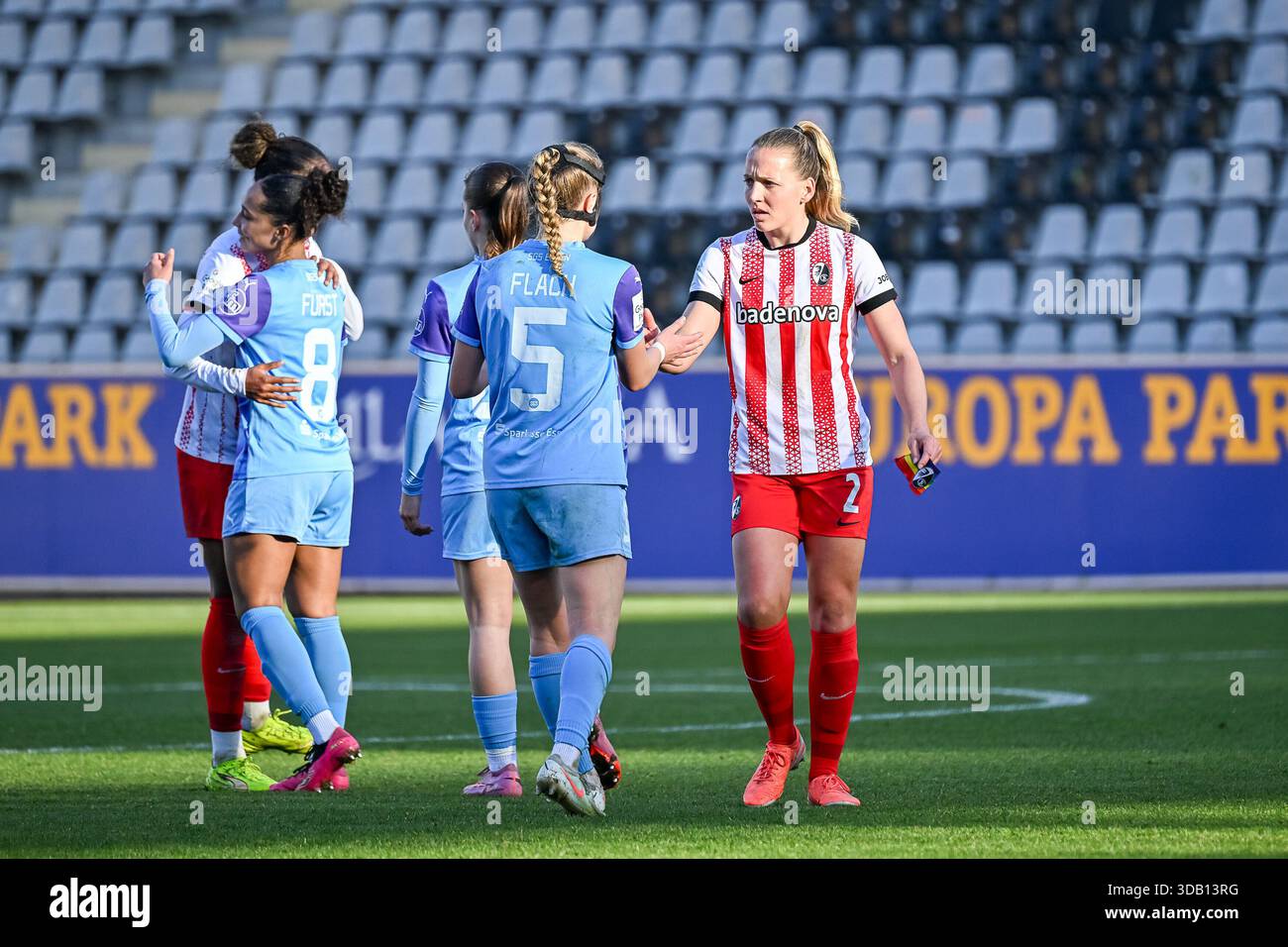Paula Flach (SGS Essen, #05), Lisa Karl (Freiburg Women, #02) high-five ...
