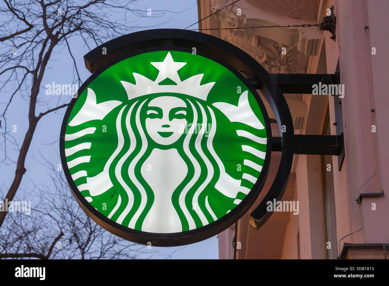 Ein beleuchtetes Logo der amerikanischen Kaffeekette Starbucks an einem  Gebäude in Wien. Starbucks mit Hauptsitz in Seattle betreibt weltweit über  30.000 Filialen und gilt als Pionier des ãCoffee-to-goÒ-Trends, der auch in  Europa, image size:1300x956