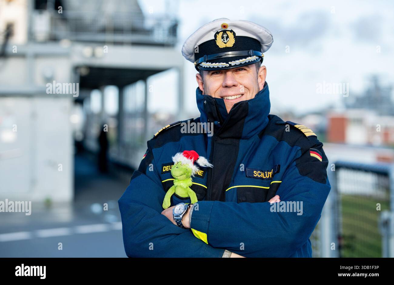 13 December 2025, Lower Saxony, Wilhelmshaven: Frigate Captain Karsten ...