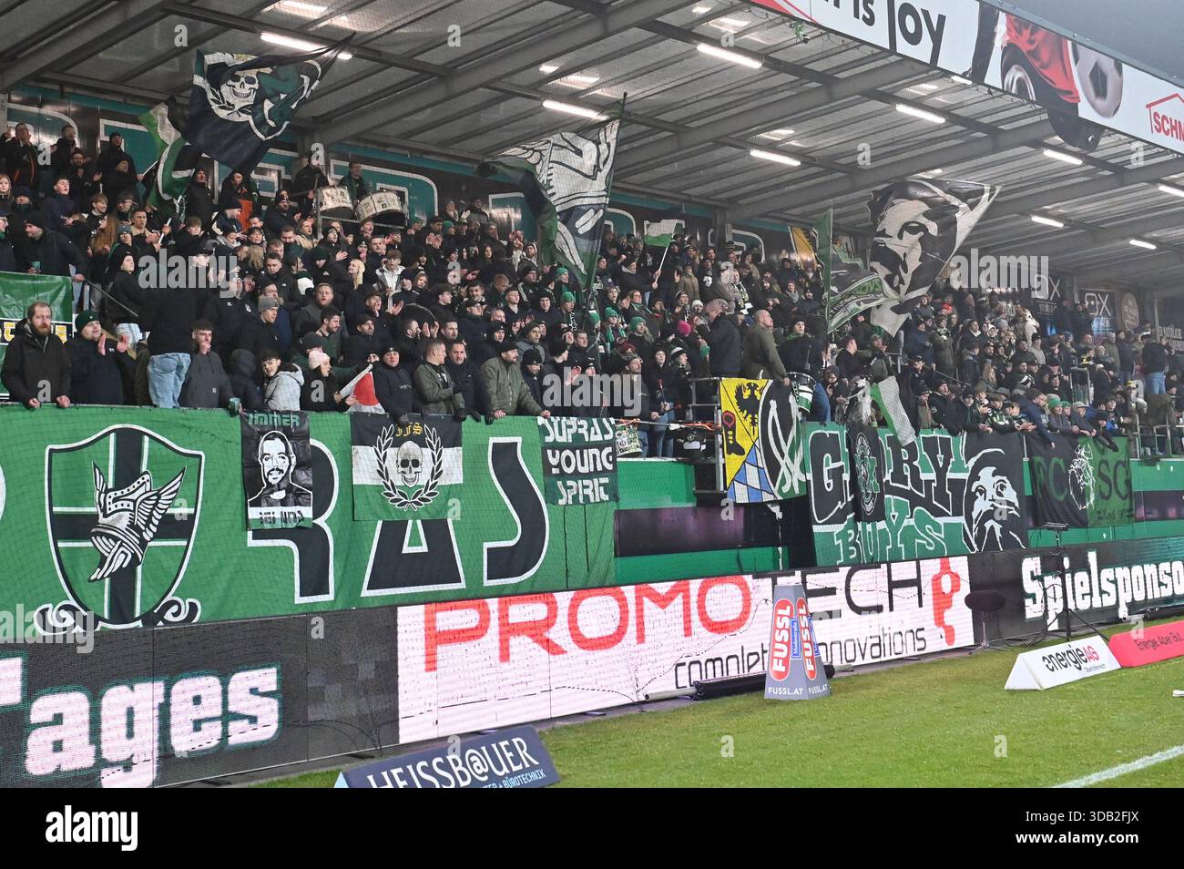 ABD0157 20251213 - RIED - ÖSTERREICH: Fans von SV Ried, am Samstag, 13 ...
