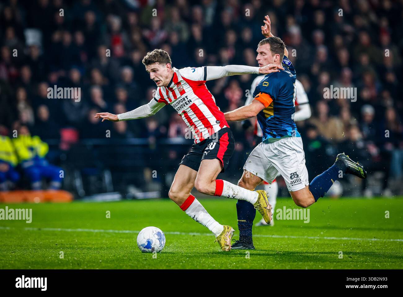 EINDHOVEN 13 12 2025 Philips Stadium Season 2025 2026 Dutch Eindhoven 13 12 2025 Philips Stadium Season 2025 2026 Dutch Eredivisie Football Match Between Psv And Heracles Almelo Picture Shows Psv Player Guus Til And Heracles Almelo Player Damon Mirani 3DB2N93