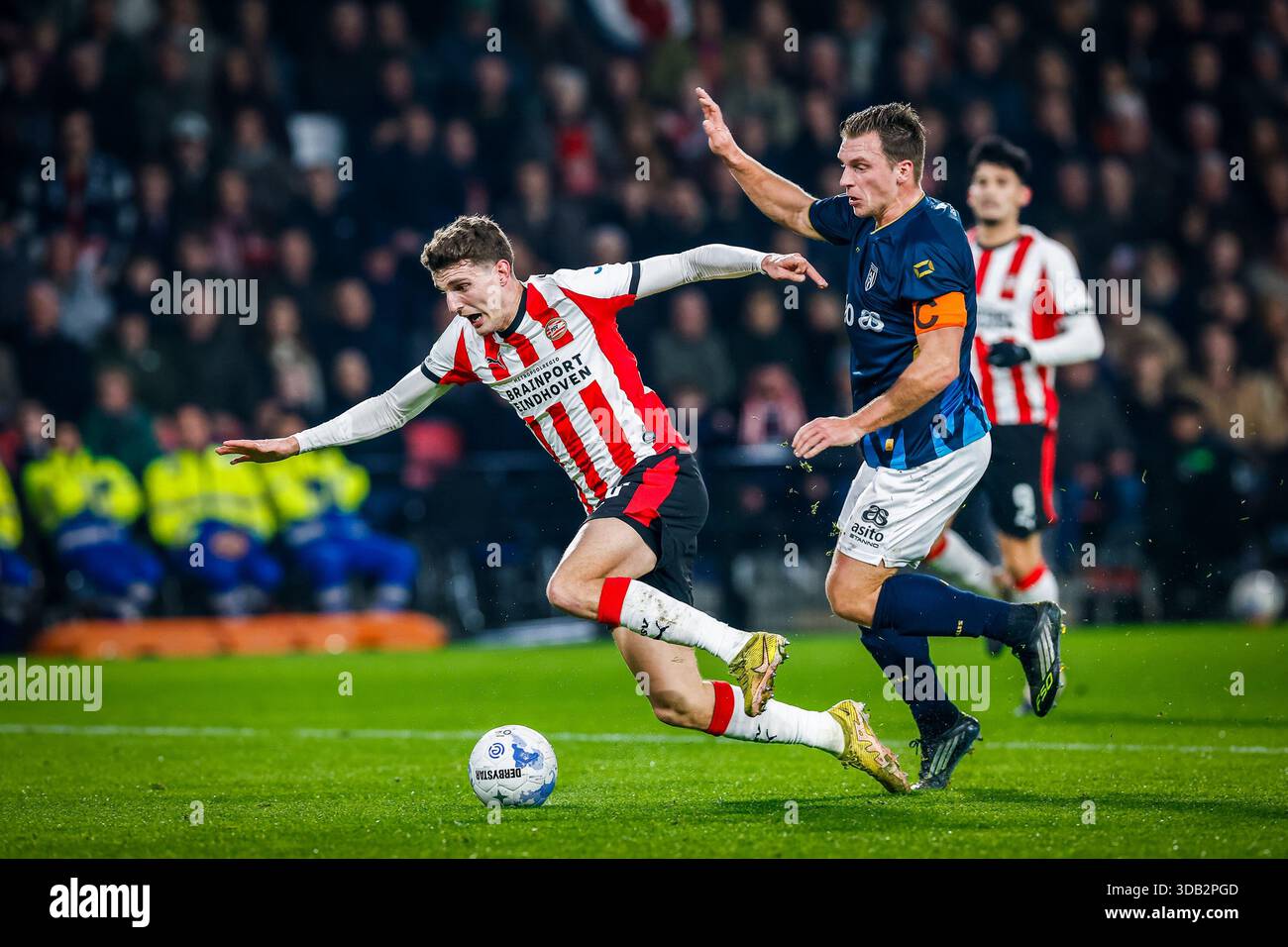 EINDHOVEN 13 12 2025 Philips Stadium Season 2025 2026 Dutch Eindhoven 13 12 2025 Philips Stadium Season 2025 2026 Dutch Eredivisie Football Match Between Psv And Heracles Almelo Picture Shows Psv Player Guus Til And Heracles Almelo Player Damon Mirani Photo By Pro Shotssipa Usa 3DB2PGD