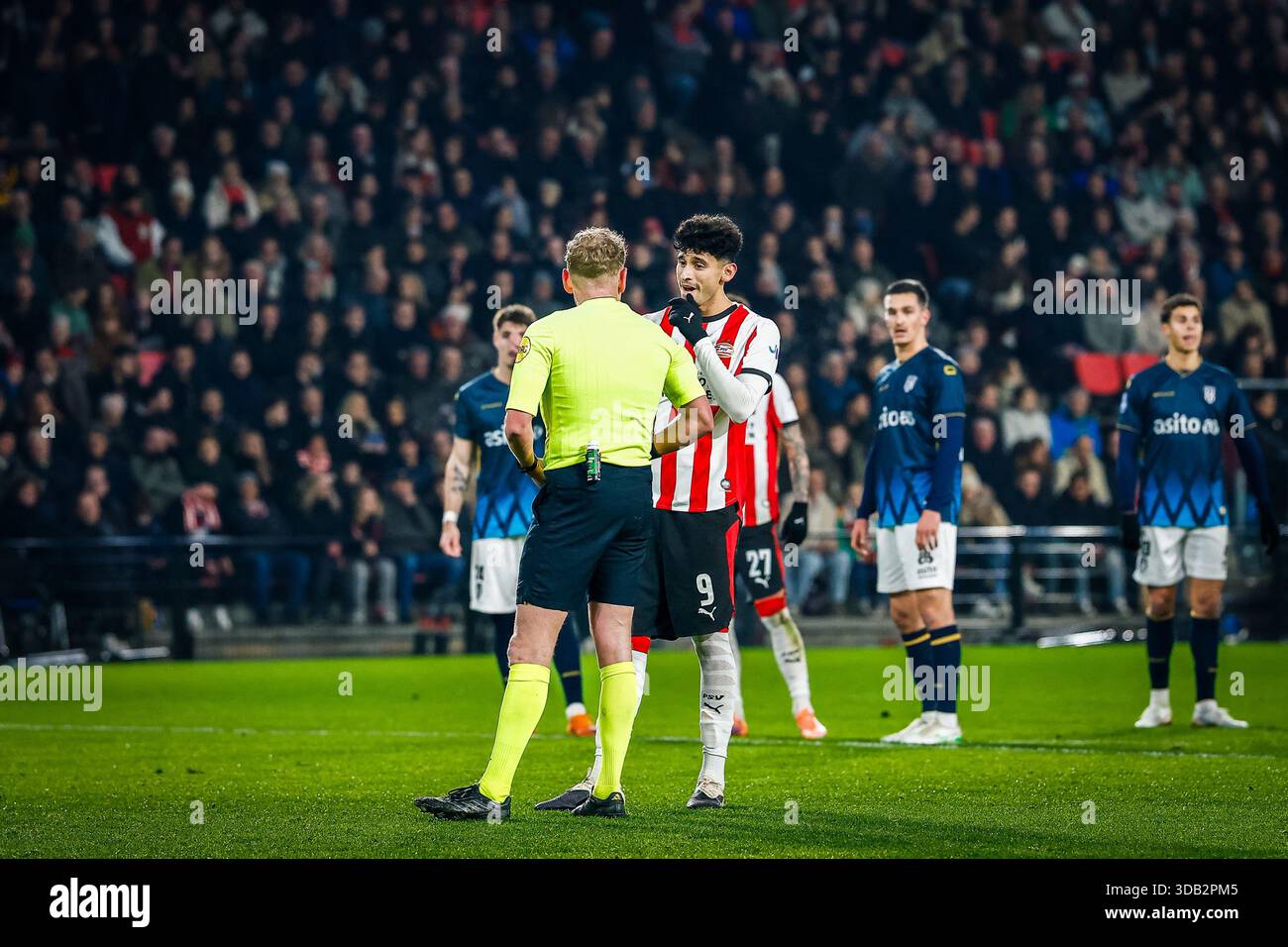 EINDHOVEN 13 12 2025 Philips Stadium Season 2025 2026 Dutch Eindhoven 13 12 2025 Philips Stadium Season 2025 2026 Dutch Eredivisie Football Match Between Psv And Heracles Almelo Picture Shows Psv Player Ricardo Pepi And Referee Alex Bos Photo By Pro Shotssipa Usa 3DB2PM5