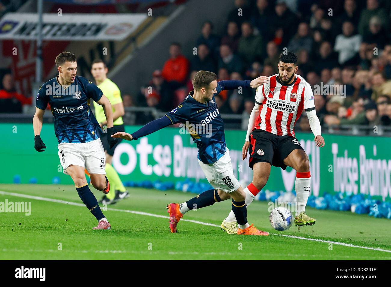 EINDHOVEN 13 12 2025 Philips Stadium Season 2025 2026 Dutch Eindhoven 13 12 2025 Philips Stadium Season 2025 2026 Dutch Eredivisie Football Match Between Psv And Heracles Almelo Picture Shows Psv Player Ismael Saibari And Heracles Almelo Player Mike The Wierik Photo By Pro Shotssipa Usa 3DB2R1E