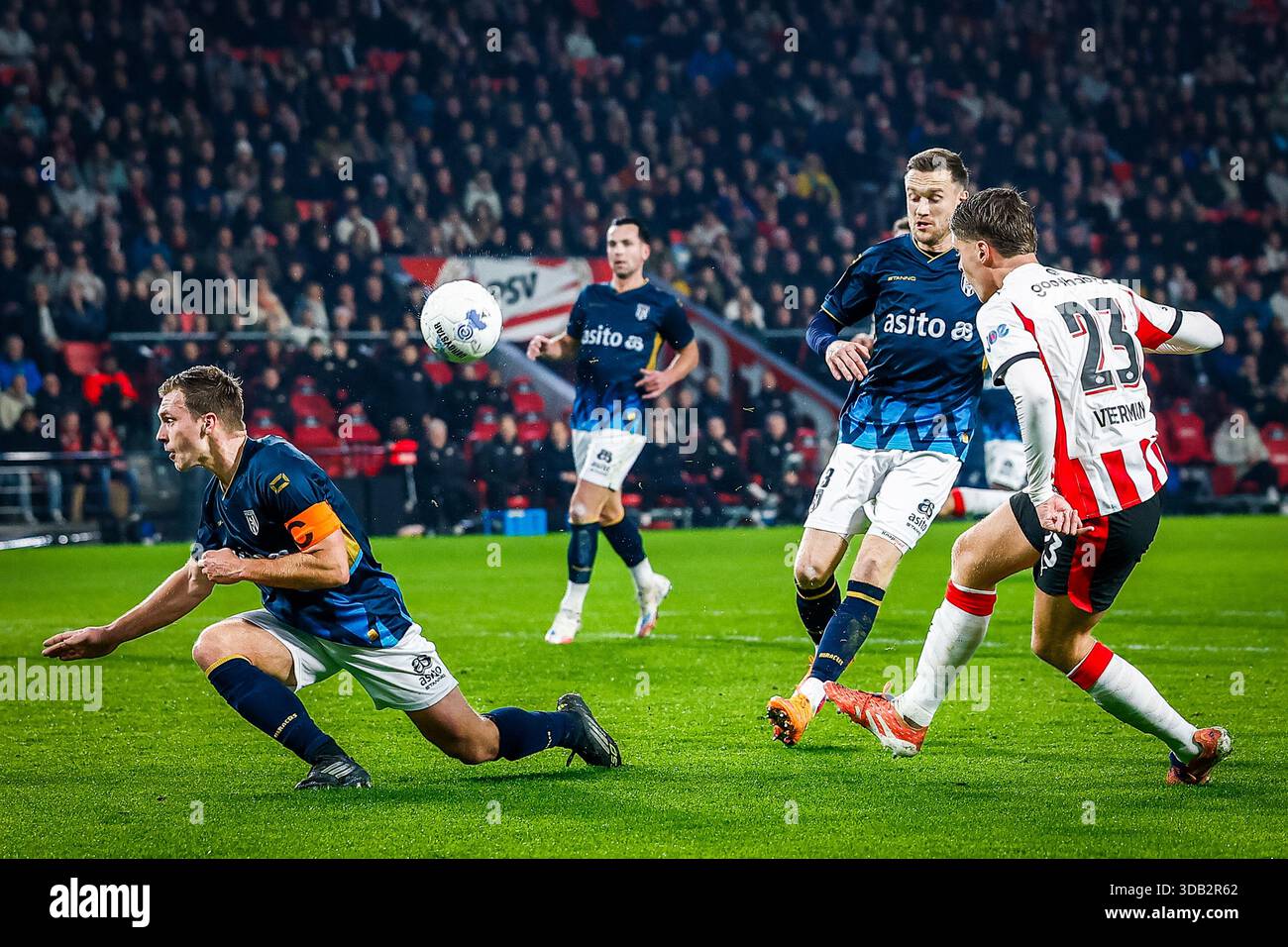 EINDHOVEN 13 12 2025 Philips Stadium Season 2025 2026 Dutch Eindhoven 13 12 2025 Philips Stadium Season 2025 2026 Dutch Eredivisie Football Match Between Psv And Heracles Almelo Picture Shows Psv Player Joey Veerman And Heracles Almelo Player Damon Mirani Photo By Pro Shotssipa Usa 3DB2R62