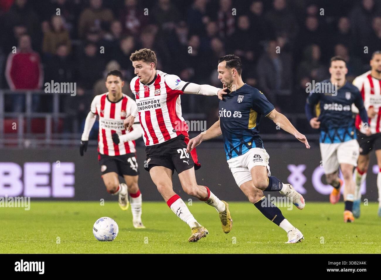 EINDHOVEN 13 12 2025 Philips Stadium Season 2025 2026 Dutch Eindhoven 13 12 2025 Philips Stadium Season 2025 2026 Dutch Eredivisie Football Match Between Psv And Heracles Almelo Picture Shows Psv Player Guus Til Heracles Player Thomas Bruns 3DB2X4K