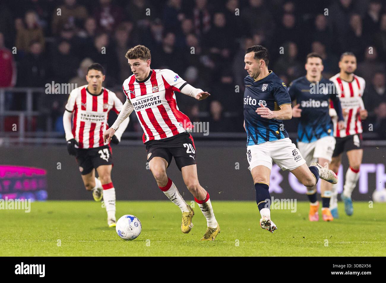 EINDHOVEN 13 12 2025 Philips Stadium Season 2025 2026 Dutch Eindhoven 13 12 2025 Philips Stadium Season 2025 2026 Dutch Eredivisie Football Match Between Psv And Heracles Almelo Picture Shows Psv Player Guus Til Heracles Player Thomas Bruns 3DB2X56
