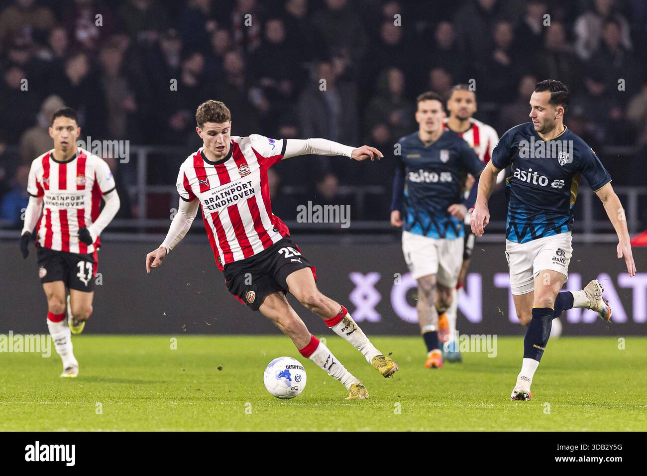EINDHOVEN 13 12 2025 Philips Stadium Season 2025 2026 Dutch Eindhoven 13 12 2025 Philips Stadium Season 2025 2026 Dutch Eredivisie Football Match Between Psv And Heracles Almelo Picture Shows Psv Player Guus Til Heracles Player Thomas Bruns Photo By Pro Shotssipa Usa 3DB2Y5G