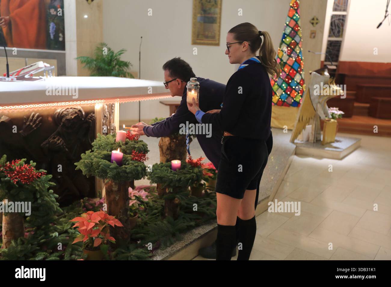 The boyscouts of the Pagani1 group bring the light of Peace from Bethlehem as a gift to the entire parish community. - Stock Image