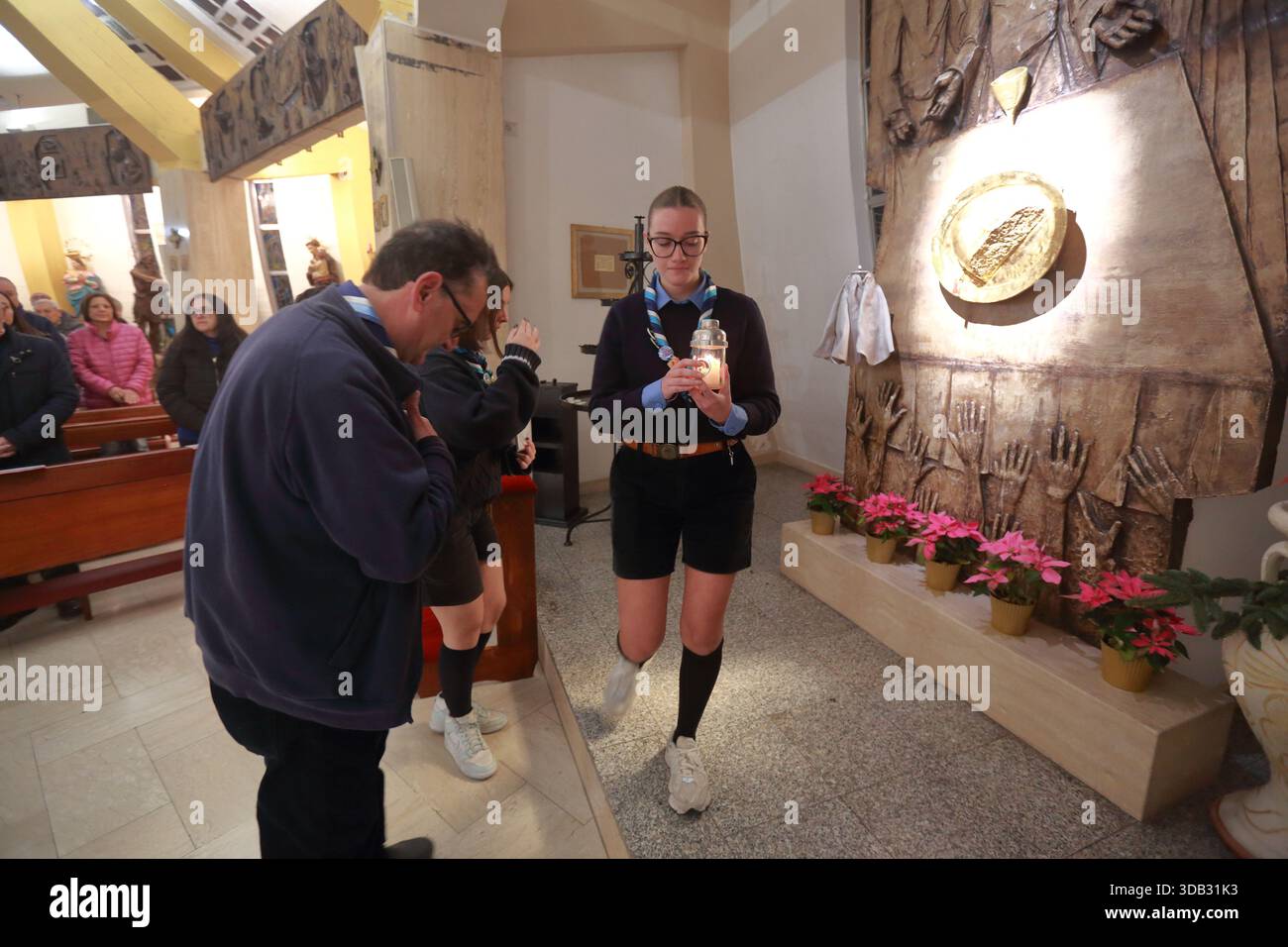 The boyscouts of the Pagani1 group bring the light of Peace from Bethlehem as a gift to the entire parish community. - Stock Image