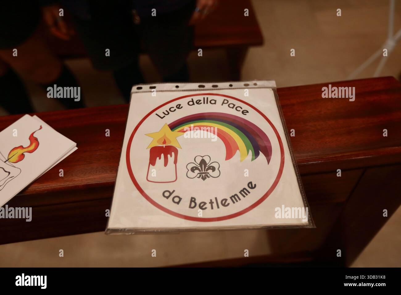 The boyscouts of the Pagani1 group bring the light of Peace from Bethlehem as a gift to the entire parish community. - Stock Image