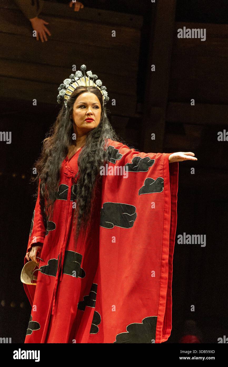 28 Maggio 2017, all'Olimpico la vittoria per 3-2 contro il Genoa regala  alla Roma la qualificazione in Champions League. Ma nessuno sta esultando,  né allo stadio né a casa. Perché dopo 24, image size:866x1390