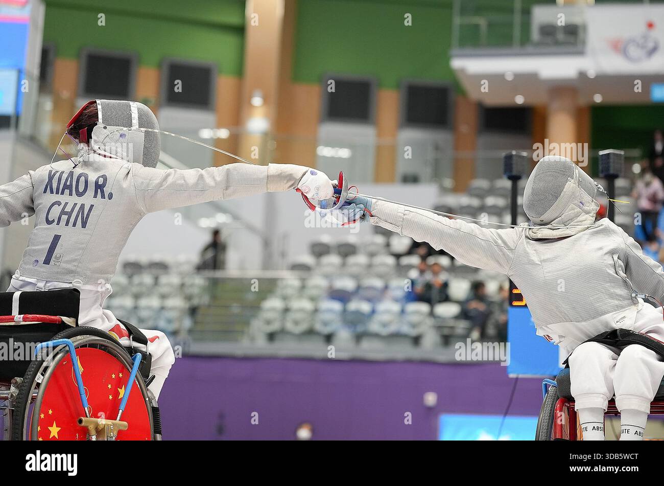 (251214) -- HONG KONG, Dec. 14, 2025 (Xinhua) -- Xiao Rong (L) of ...