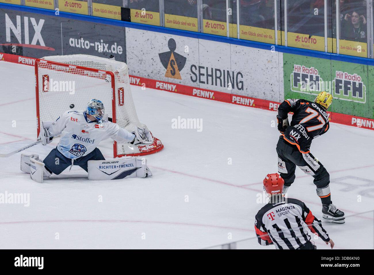 Daniel Pfaffengut (Frankfurt Lions #77) scores the goal [goal] to make ...