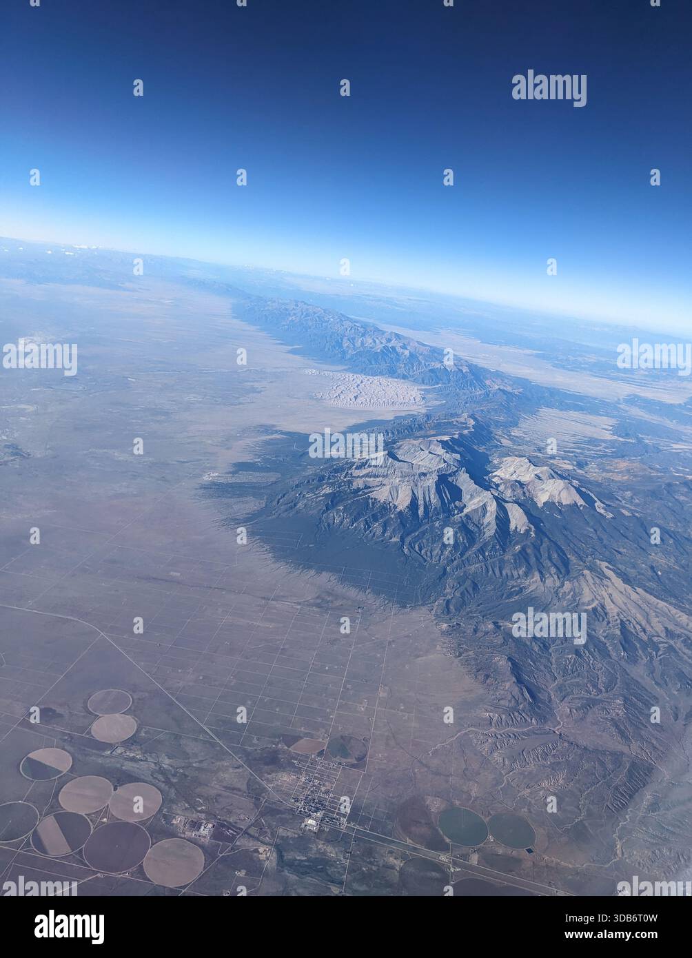 Phoenix, Arizona, USA, September 24, 2025 �C Viewed from an airplane window on approach to Phoenix Sky Harbor International Airport, the image shows fl Stock Photo