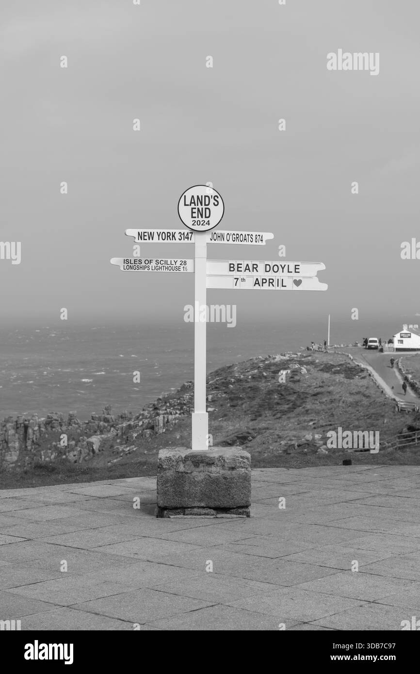 Photo of the signpost at Lands End in Cornwall Stock Photo - Alamy
