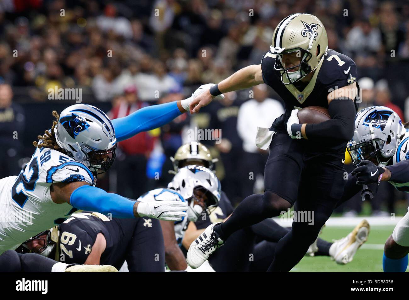 Half Trevis New Orleans Saints tight end Taysom Hill (7) carries the ball against ...